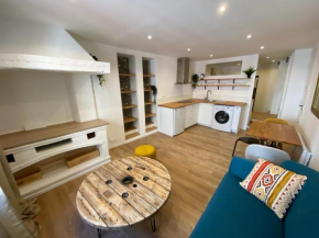 Atypic 3 bedrooms triplex with terrace, 5km from Nice